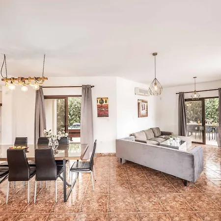 Villa Pella Peyia