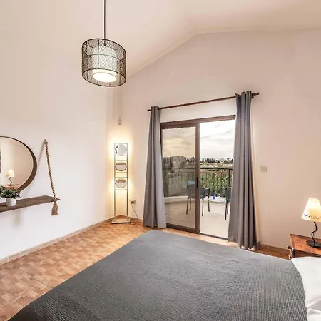 Pella Villa